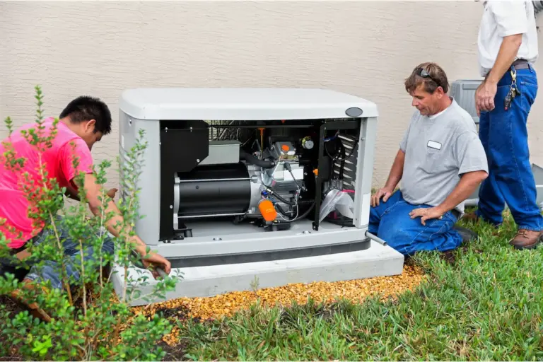 Técnico instalando generador eléctrico residencial en Miami